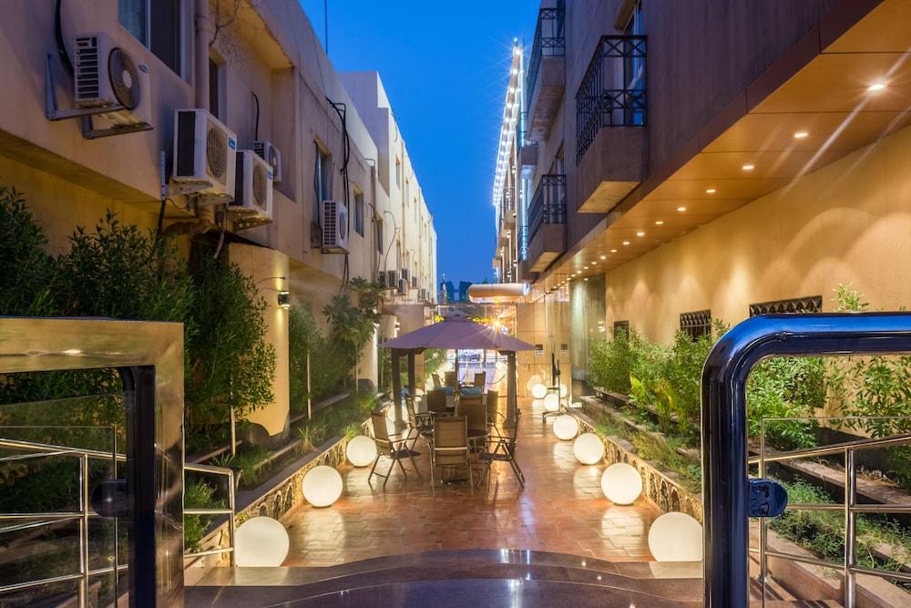 Al Muhaidb Al Takhasosi Suites Ar Riyad Esterno foto